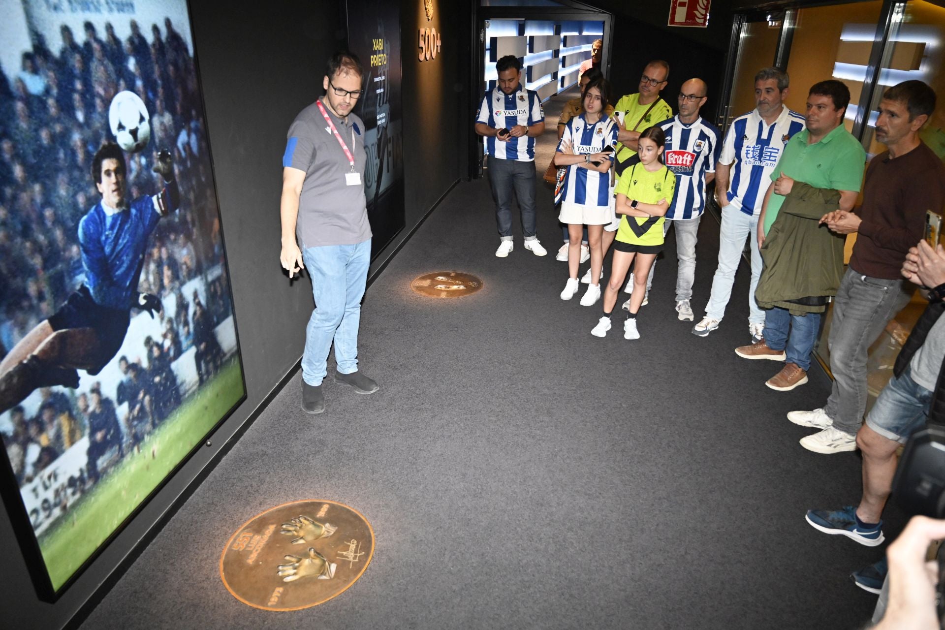 La visita por los rincones del Reale Arena de la mano de las leyendas del club, en imágenes