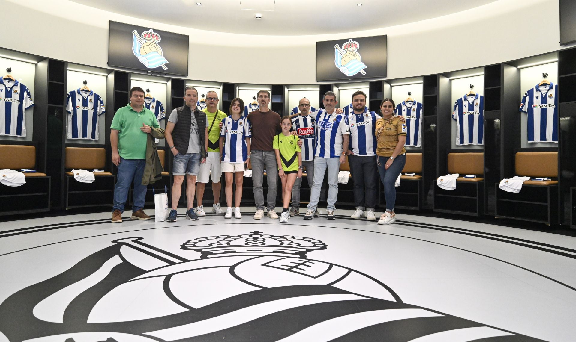 La visita por los rincones del Reale Arena de la mano de las leyendas del club, en imágenes