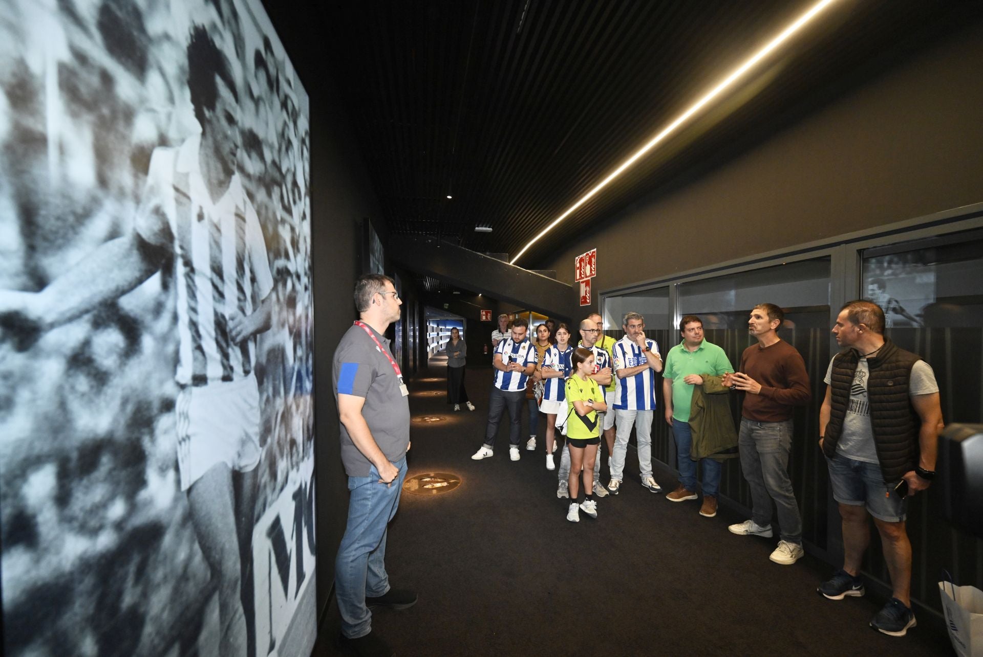 La visita por los rincones del Reale Arena de la mano de las leyendas del club, en imágenes