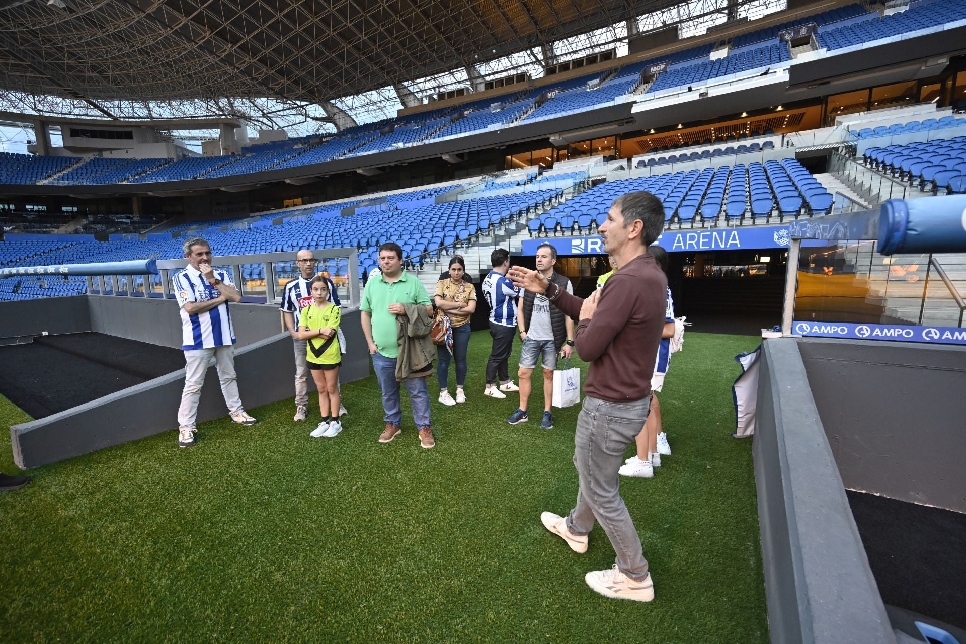 La visita por los rincones del Reale Arena de la mano de las leyendas del club, en imágenes