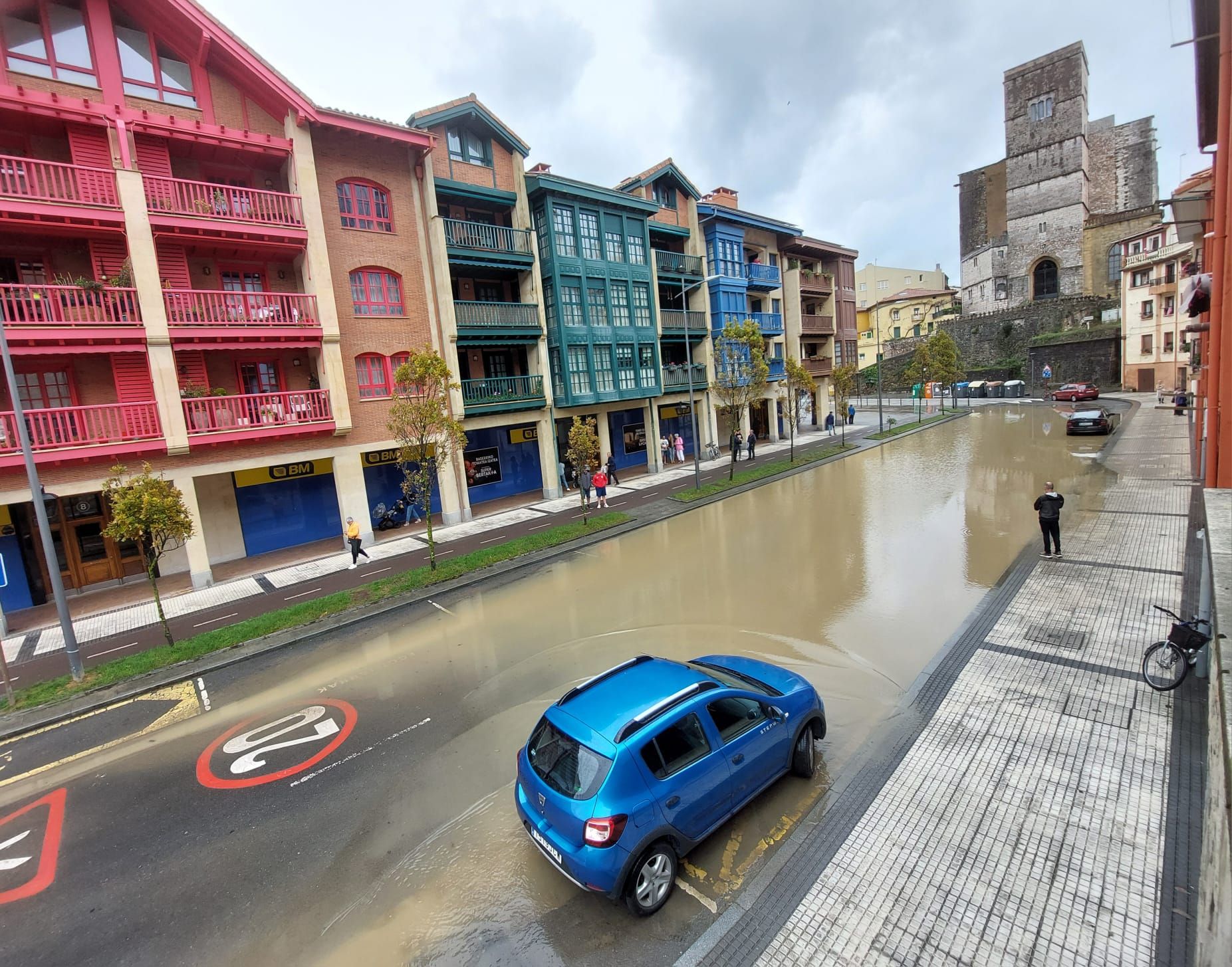 Las fuertes lluvias dejan inundaciones en Zumaia