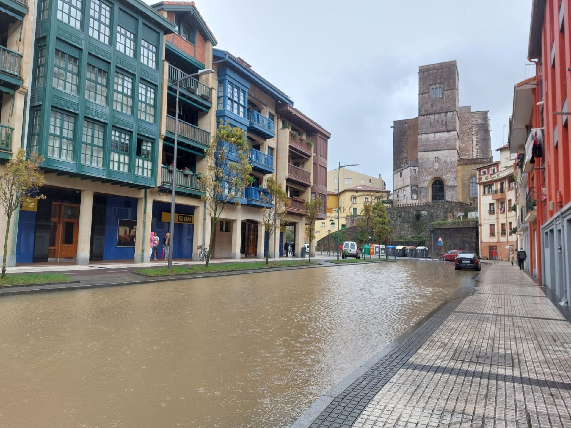 Las fuertes lluvias dejan inundaciones en Zumaia