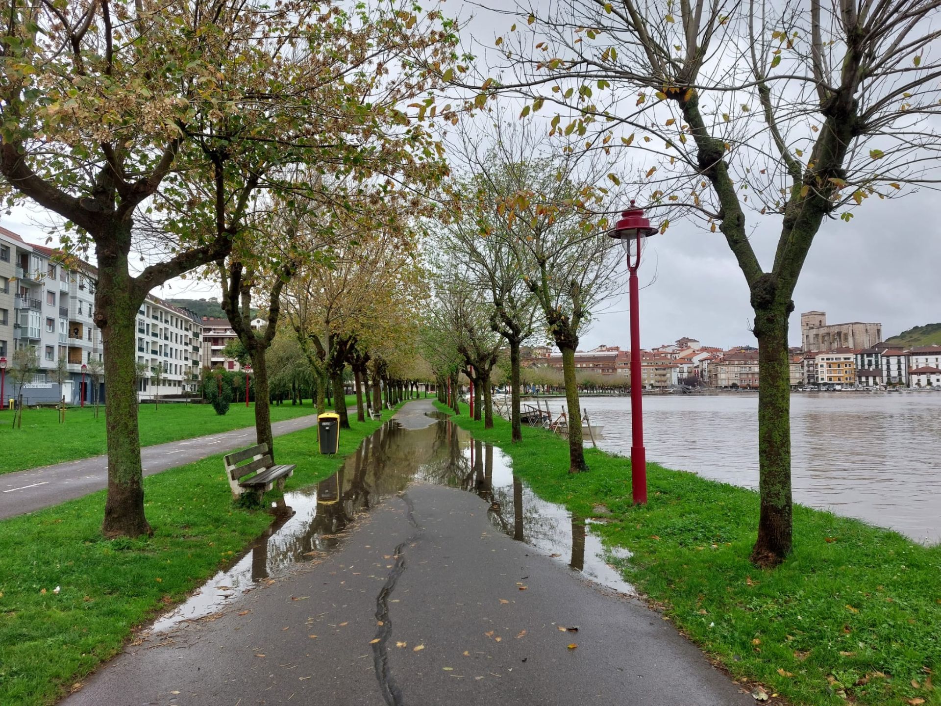 Las fuertes lluvias dejan inundaciones en Zumaia