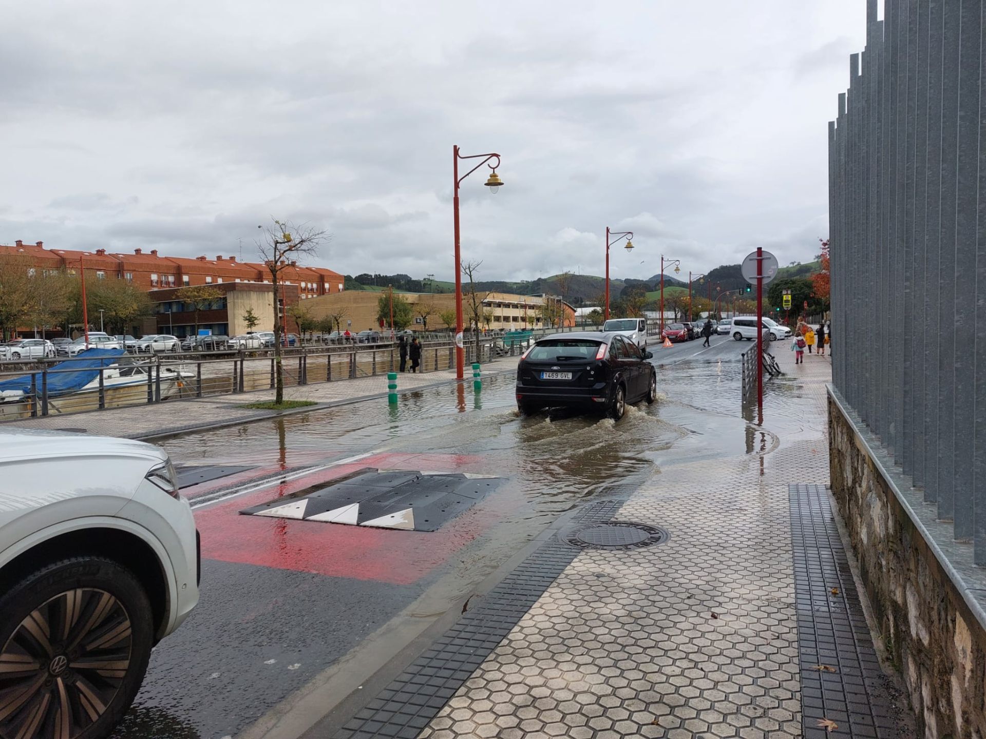 Las fuertes lluvias dejan inundaciones en Zumaia