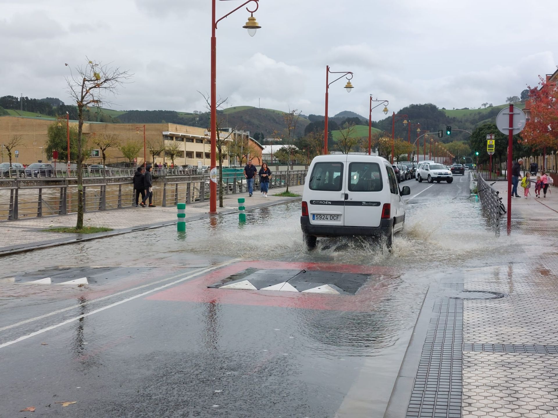 Las fuertes lluvias dejan inundaciones en Zumaia