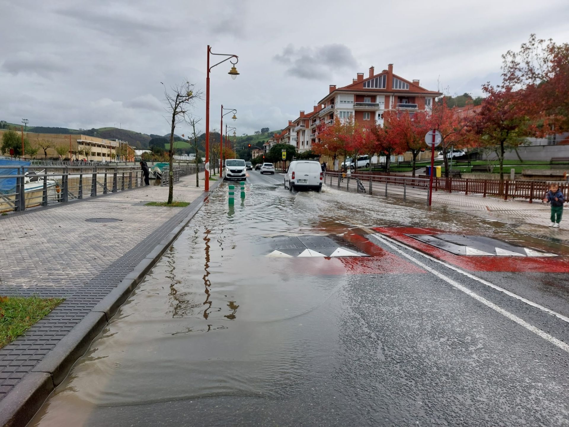 Las fuertes lluvias dejan inundaciones en Zumaia