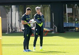 Imanol, acompañado de Mikel Labaka, durante el entrenamiento de este viernes en Zubieta.