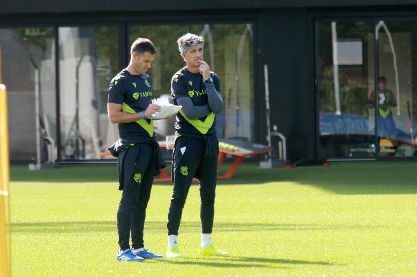 Imanol, acompañado de Mikel Labaka, durante el entrenamiento de este viernes en Zubieta.