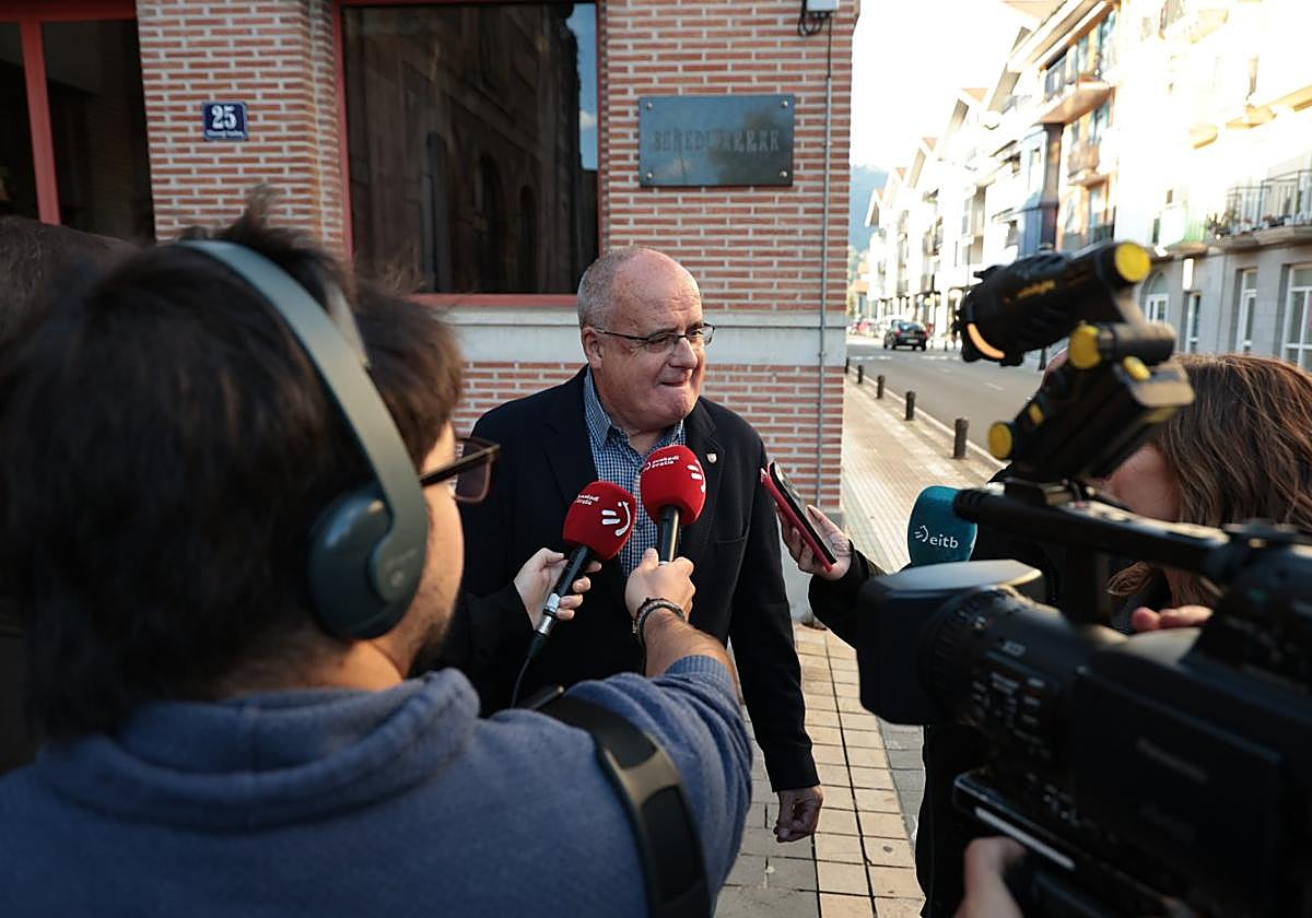 Joseba Egibar, que este viernes por la mañana anunció que se retira del GBB, contesta a los periodistas a las puertas del convento de los benedictinos en Lazkao.