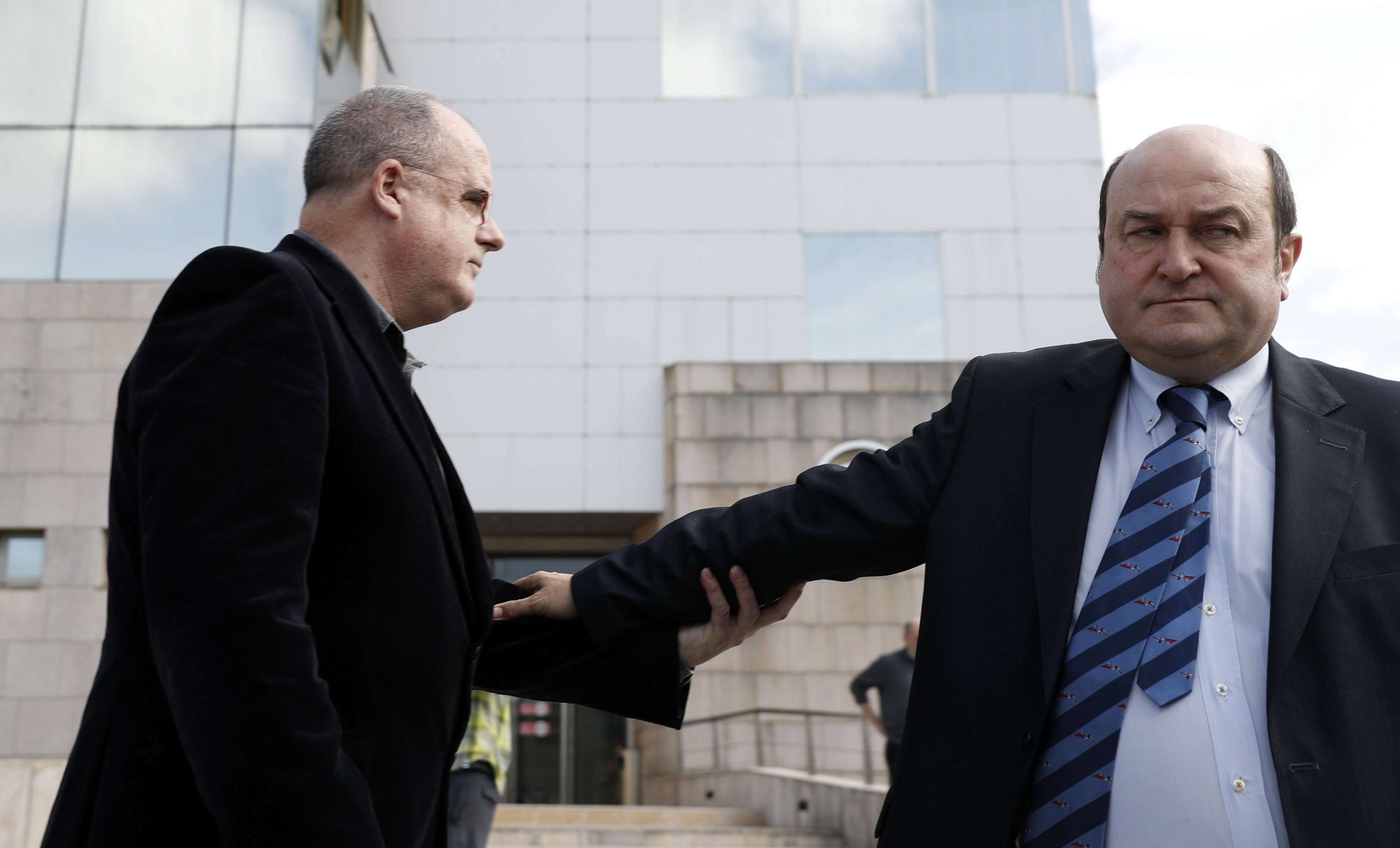 Joseba Egibar y Andoni Ortuzar se saludan en el tanatorio en el que se instaló la capilla ardiente del expresidente del EBB, Xabier Arzalluz.