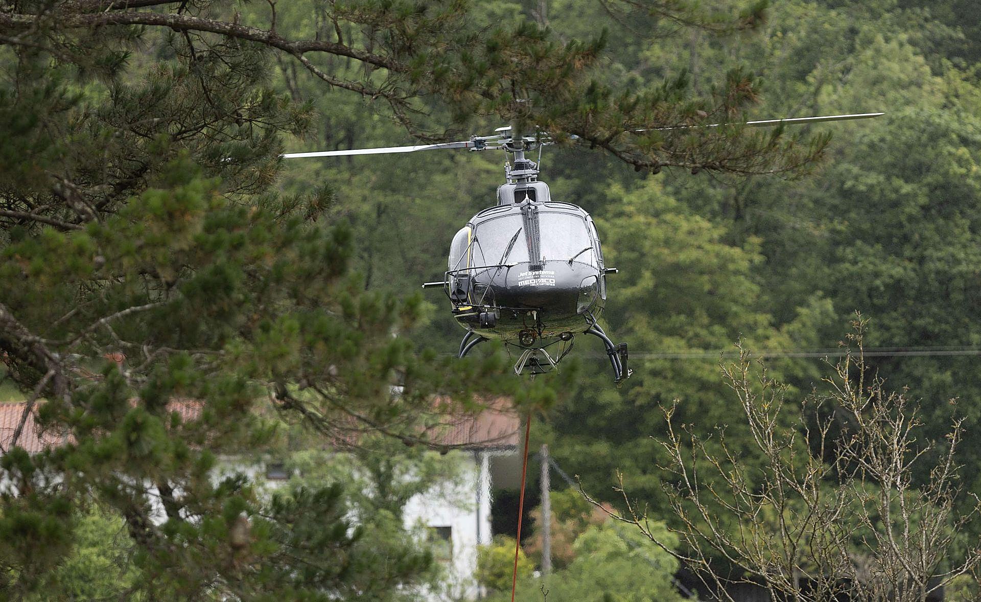 La poda de altura con helicóptero, en imágenes