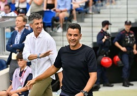 Míchel, tras saludar a Imanol antes de un Real Sociedad-Girona