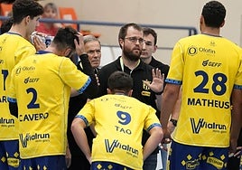 Mozas se dirige a sus jugadores en u tiempo muerto en Artaleku.