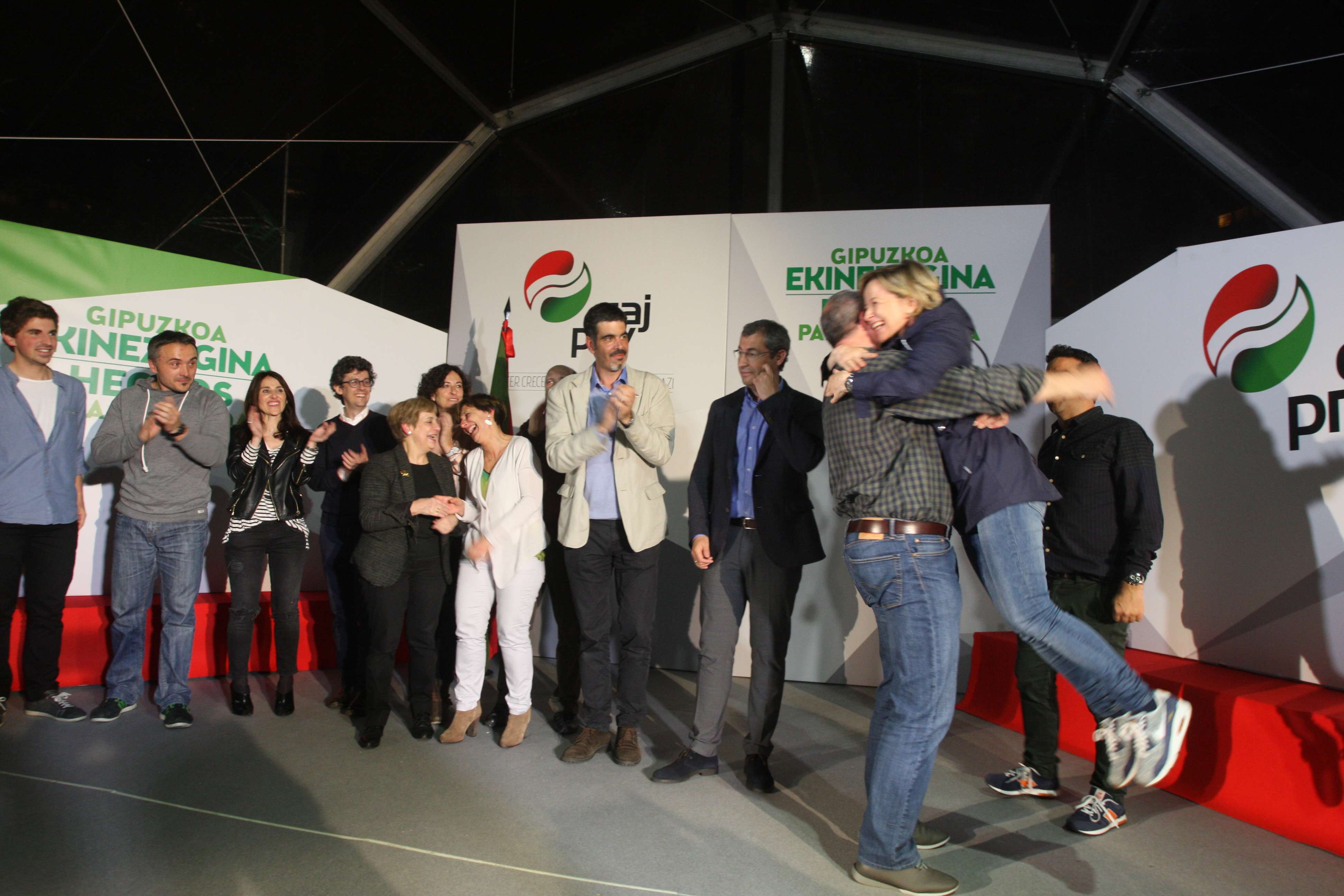 Joseba Egibar abraza a Eider Mendoza en mayo de 2015. El PNV había ganado las elecciones en Gipuzkoa tras cuatro años de gobierno de Bildu