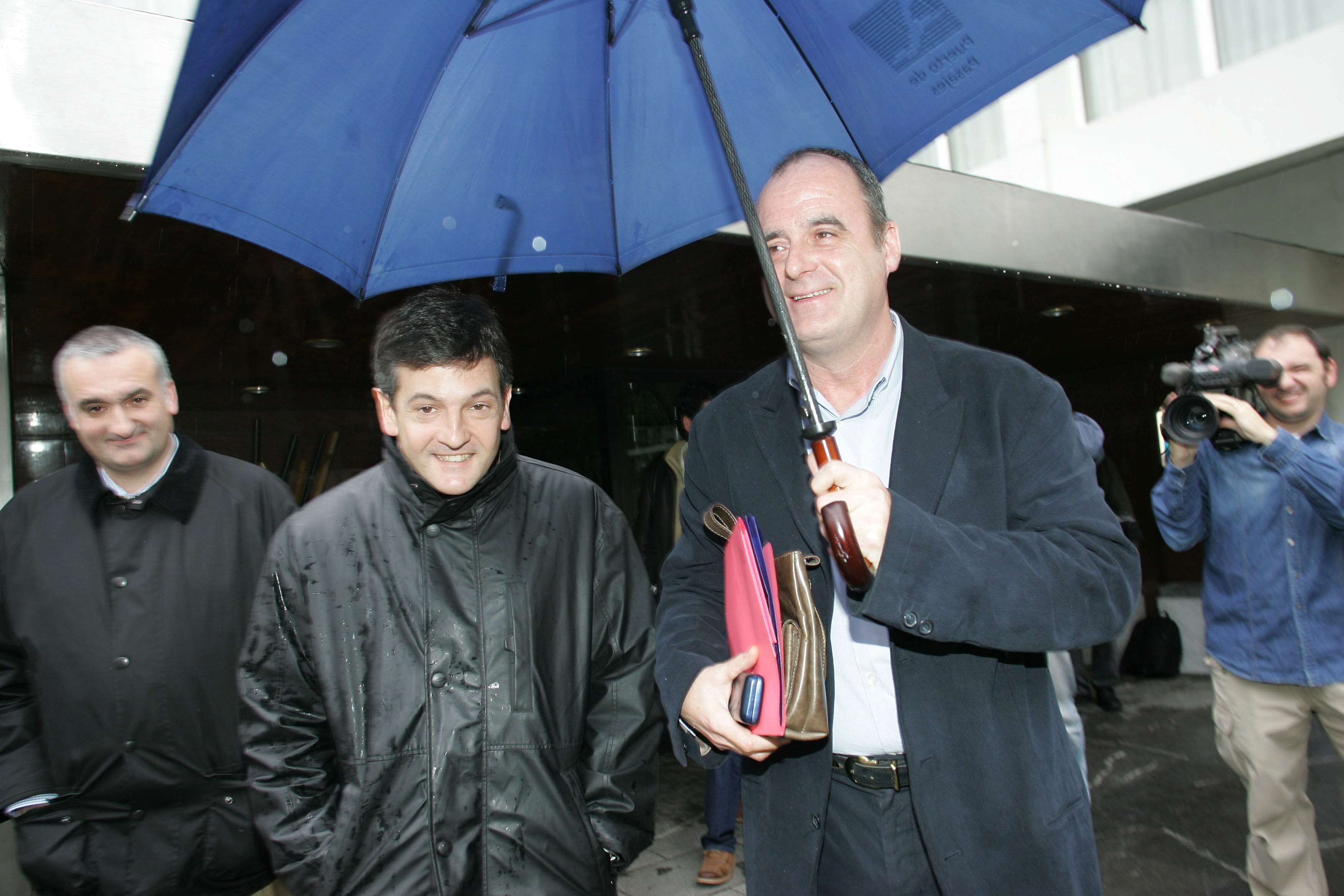 Egibar junto al beasaindarra Jon Jauregi, que ha sido su más estrecho colaborador en el GBB durante los últimos años. A la izquierda, Xabier Barandiaran