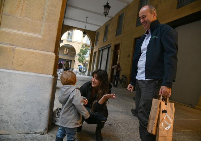 Fran con los regalos de Mercedes y el pequeño Lorenzo.