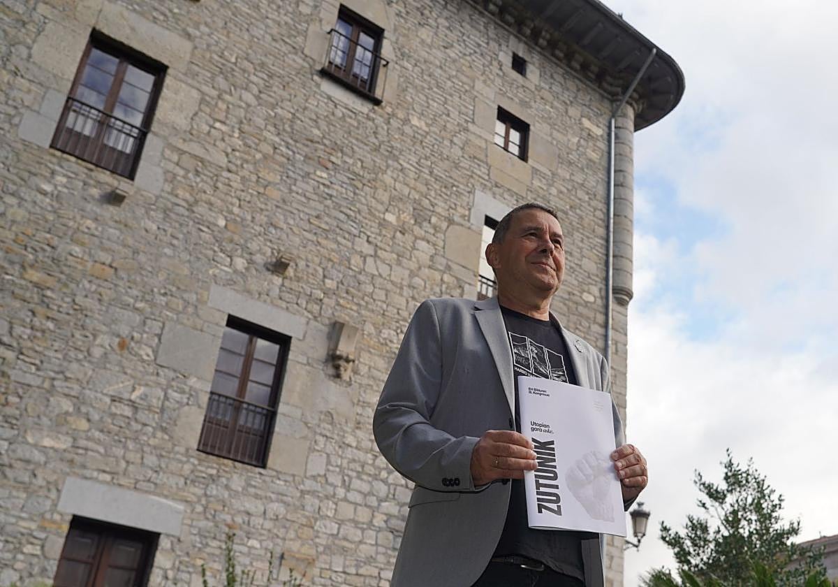 Arnaldo Otegi en el exterior del palacio de la familia de Telesforo de Monzon, en Bergara, donde se ha presentado la ponencia.