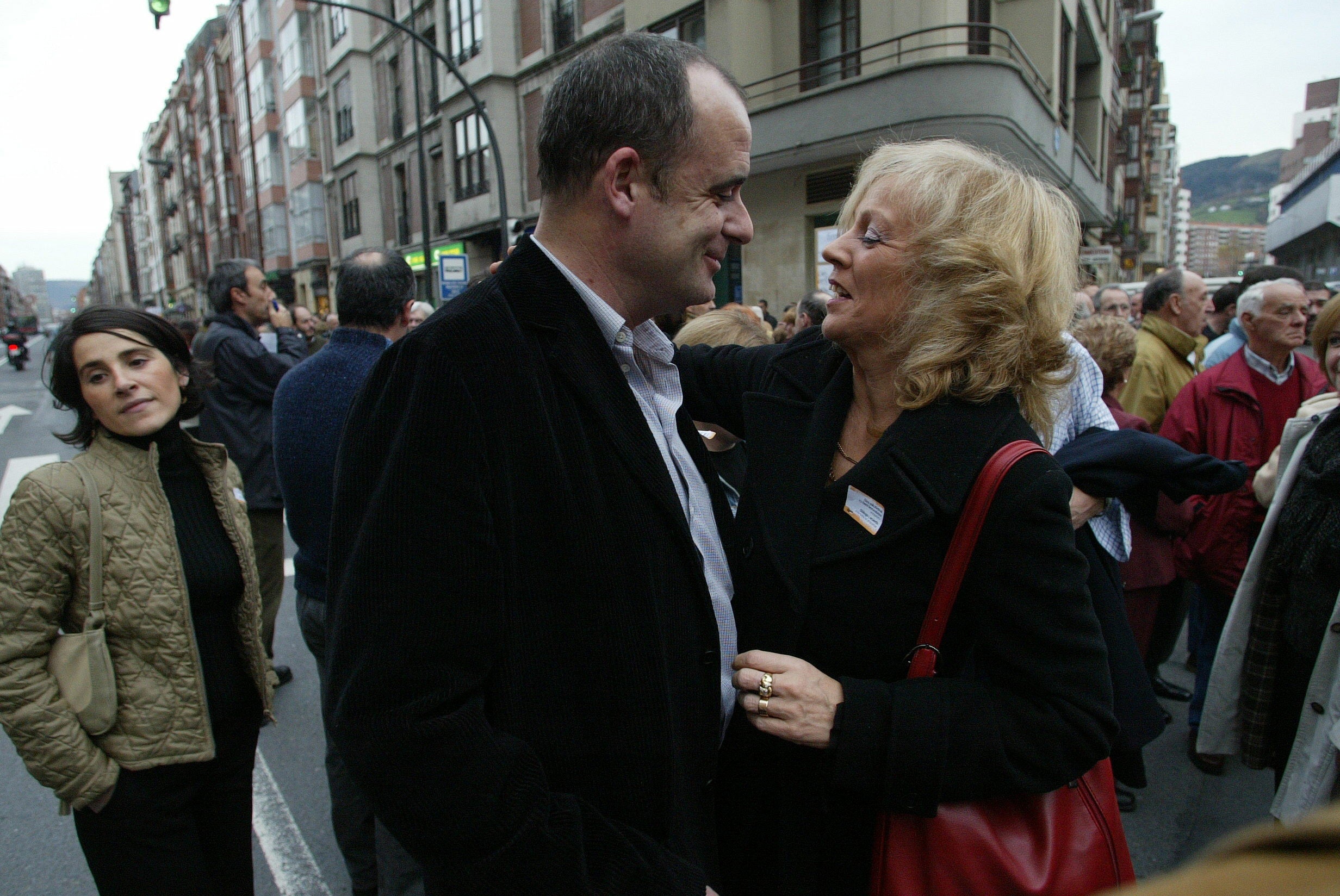 Egibar saluda en una marcha de Elkarri a Rosa Rodero, viuda del sargento mayor de la Ertzaintza, Joseba Goikoetxea, asesinado por ETA en 1993