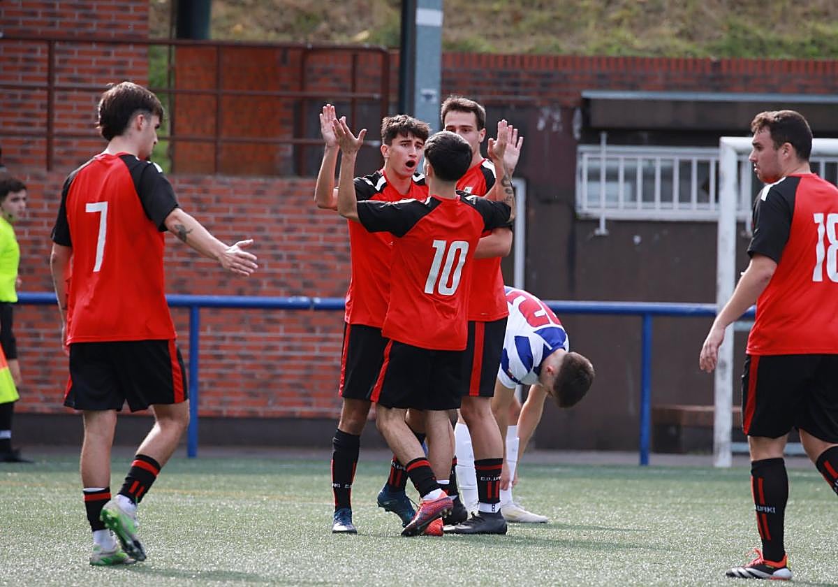 El Urki Alkideba celebra el tanto tempranero de Aner frente al Idiazabal.