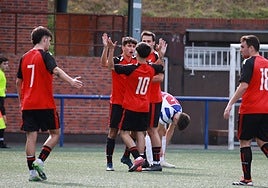 El Urki Alkideba celebra el tanto tempranero de Aner frente al Idiazabal.