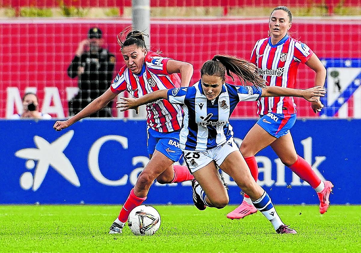 Maren Lezeta, debutante en el día de ayer con la Real en la Liga F, protege el balón.