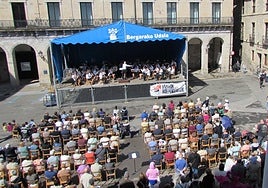 Concierto de Sanmartines en la Plaza pero en el escenario que no dispondrán mañana.