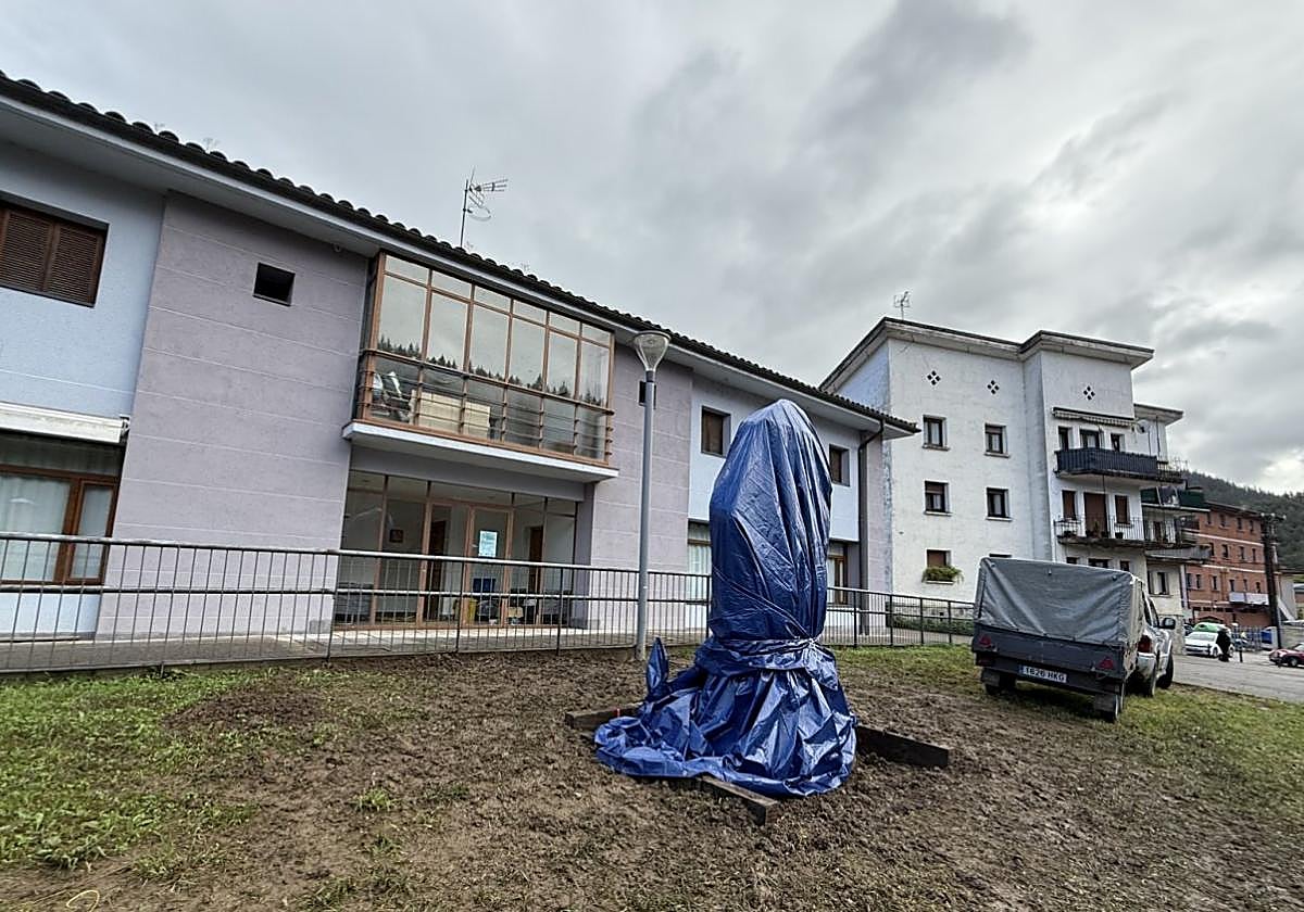 La escultura será descubierta a las 18.00 horas en una jornada animada por la mendi martxa e hinchables.