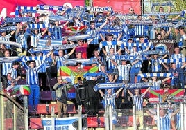 La afición de la Real pintó de txuri-urdin la grada visitante de Montilivi.