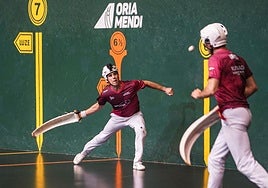 Iban Larrañaga va por la pelota pelota mientras recula su compañero Javier Urriza ayer en Galarreta.