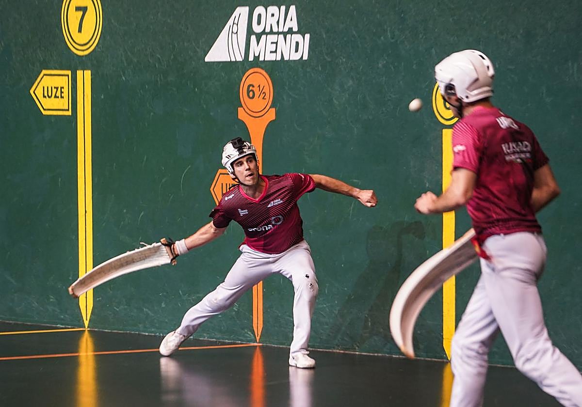 Iban Larrañaga va por la pelota pelota mientras recula su compañero Javier Urriza ayer en Galarreta.