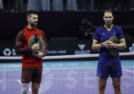 Djokovic en su discurso tras el partido en Arabia Saudí, con Nadal a su izquierda.