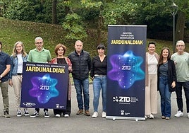 Representantes de centros de formación, Ayuntamiento, Laboratorium y Enpresare durante la presentación en los jardines de Rekalde.