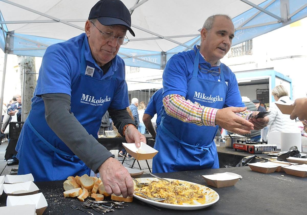 Los socios del Casino se implicaron en el reparto de los diferentes pintxos micológicos, como en este revuelto tradicional de hongos.