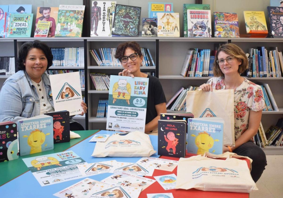 Ana Molina, presidenta de la asociación Mestiza, Ana Pozas, concejala de Cultura, y Luxia Iriondo, técnica de Cultura.