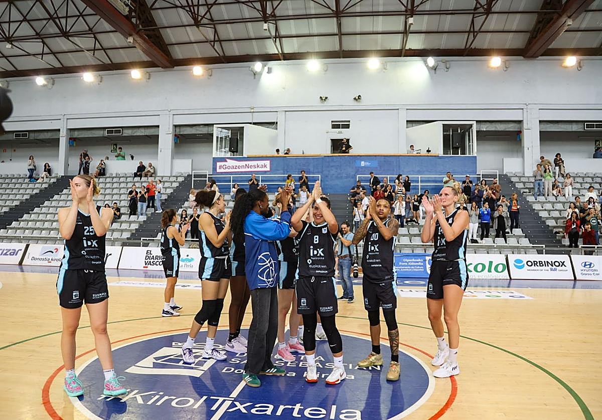 Las jugadoras del IDK celebran la victoria junto a la afición
