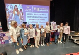 Imanol Astigarraga entregando su mosaico a las componentes del grupo dinamizador de Madejas contra la Violencia Machista.