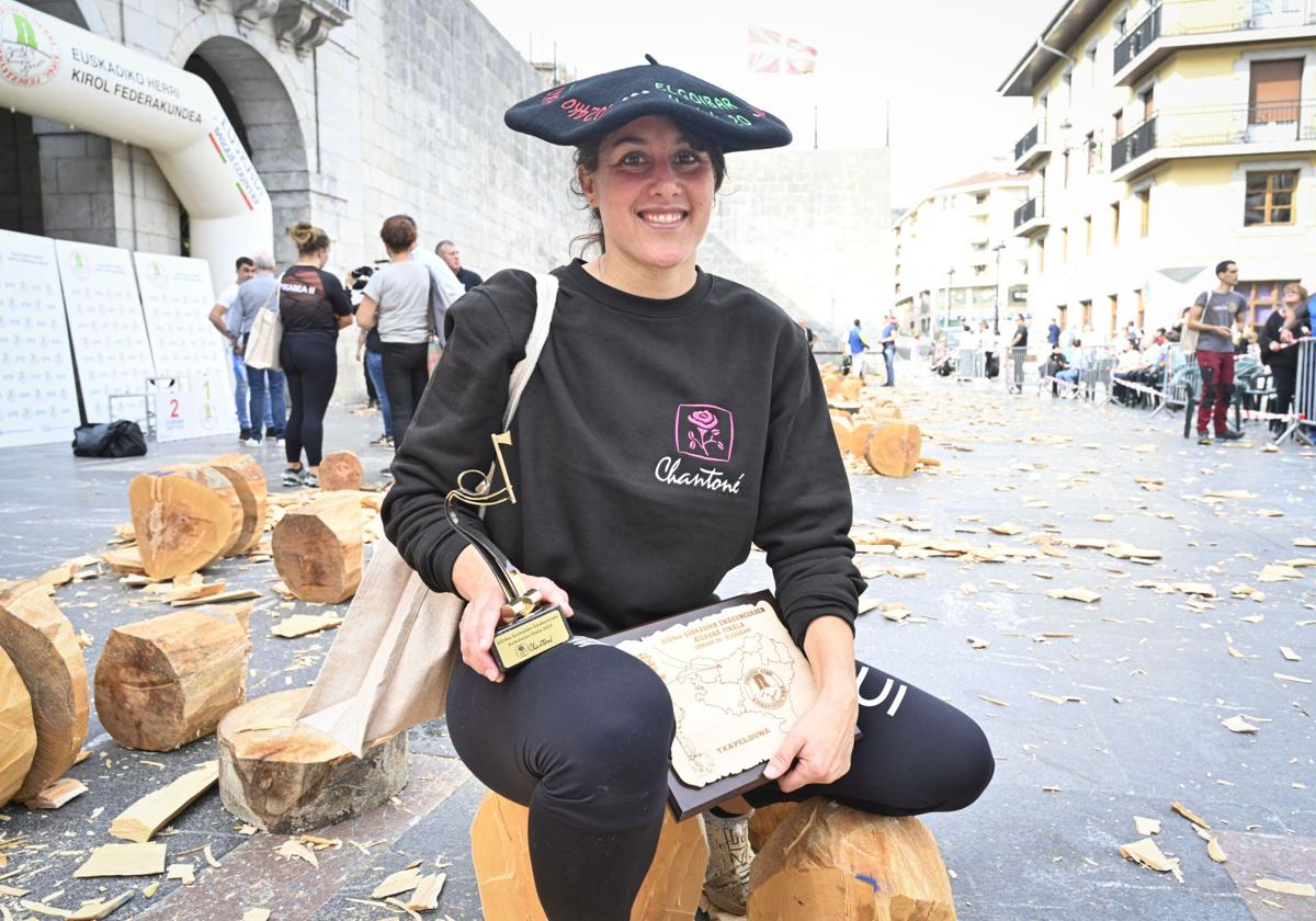 Nerea Arruti, en Elgoibar con la txapela y los premios.