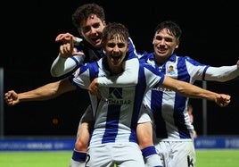 Rupérez celebra su gol con Dani Díaz subido a sus hombros.