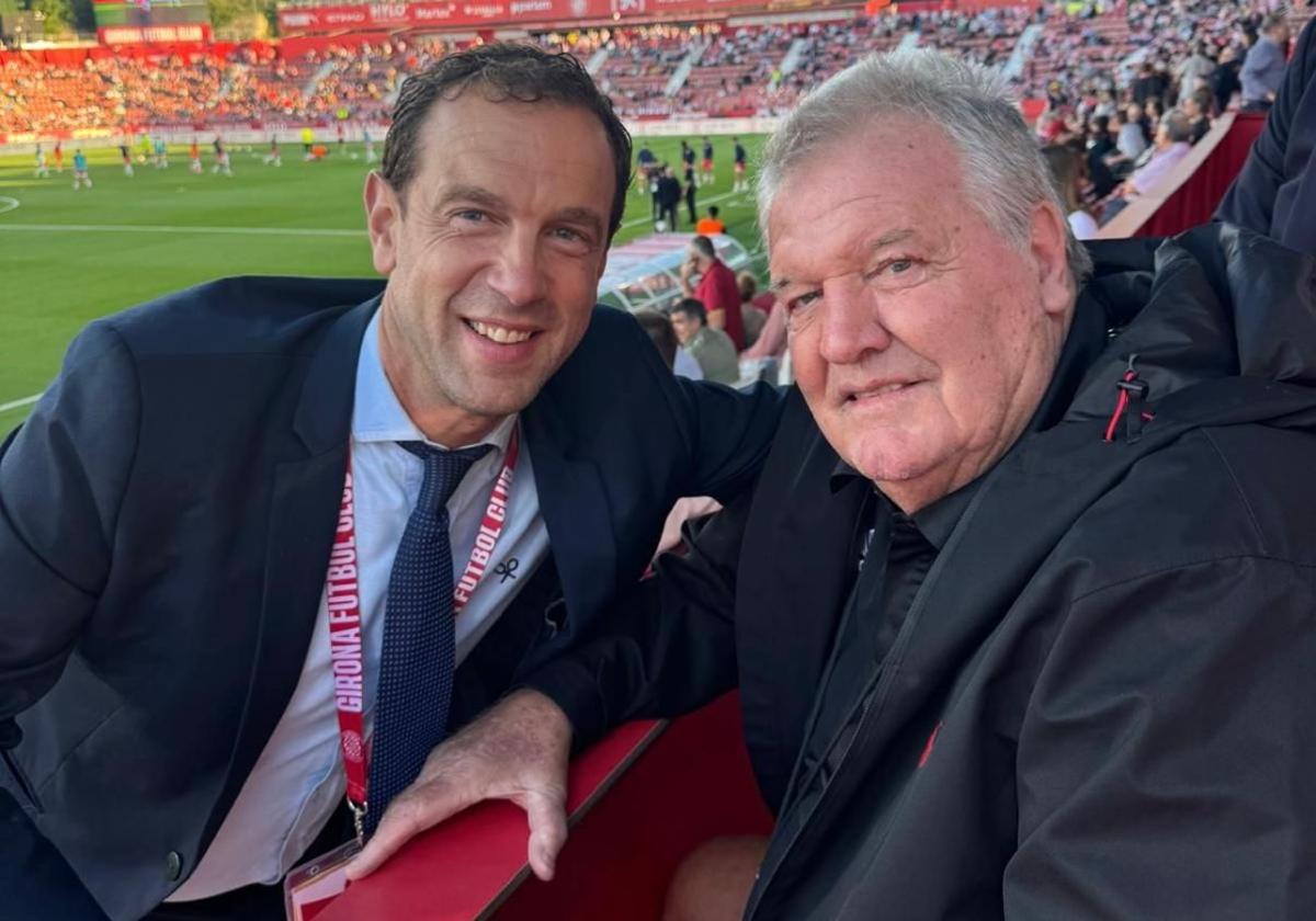 Toshack junto a Luis Arconada, responsable de prensa de la Real, en Girona.