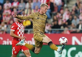 Óskarsson controla con la puntera de su pie derecho un balón en Montilivi ante la oposición del defensa David López.