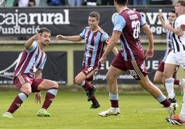 Los jugadores de la Gimnástica Segoviana celebran uno de sus tres goles.