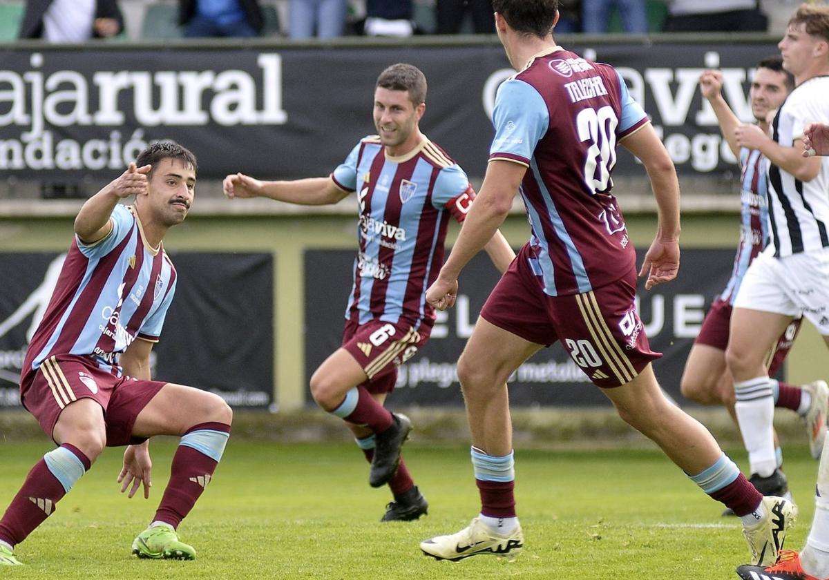 Los jugadores de la Gimnástica Segoviana celebran uno de sus tres goles.