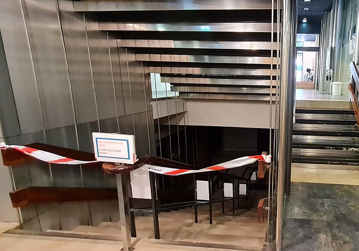 Las humedades han obligado a cerrar la planta sótano del hogar del jubilado Erdialde, cuya accesibilidad está muy comprometida.