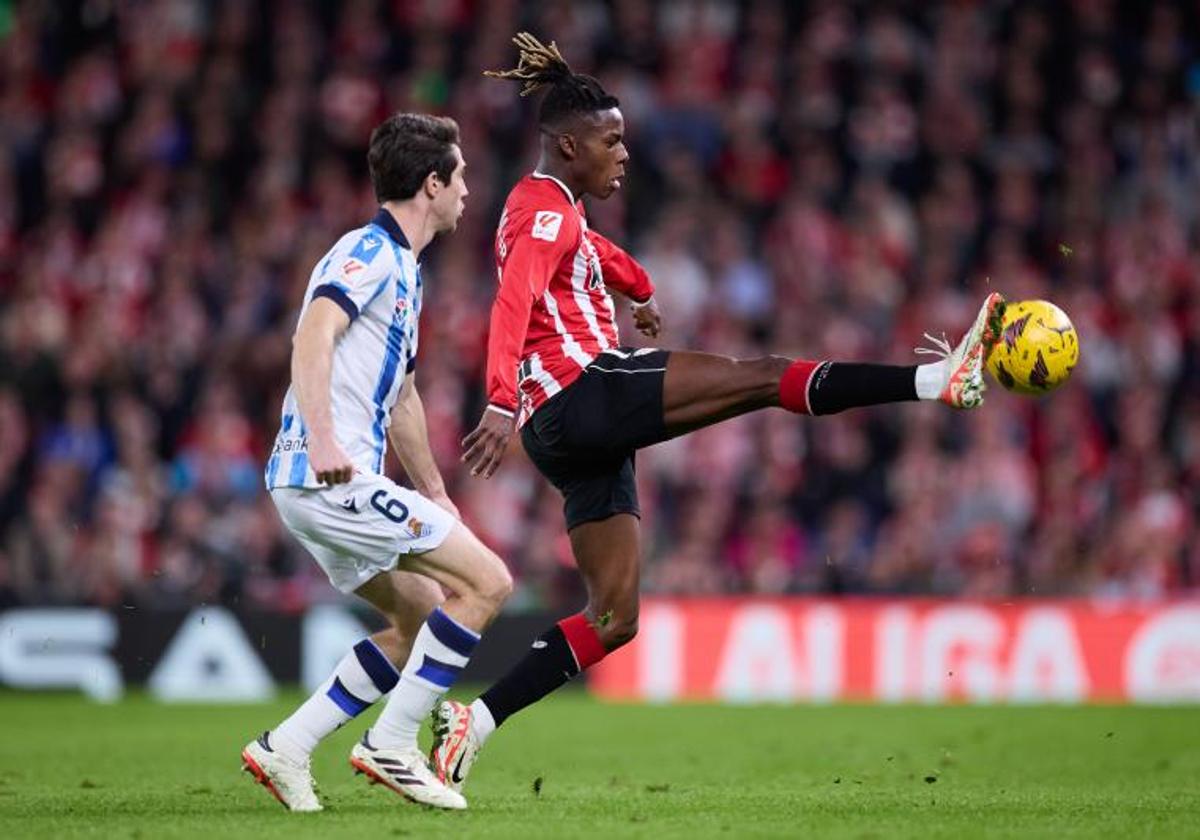 Aritz Elustondo pelea por una pelota con Nico Williams en el último derbi de Bilbao