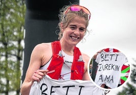 Malen Osa, en la meta con la camiseta dedicada a su madre.