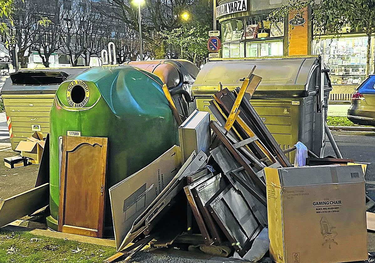 Escribe Susana Ugarte: «Los contenedores de la calle Azpeitia 2 son un auténtico vertedero de trastos y muebles en la acera, impidiendo a los vecinos acceder a ellos para depositar la basura. El Ayuntamiento no toma medidas a pesar de que los vecinos hemos hecho llegar quejas en repetidas ocasiones».