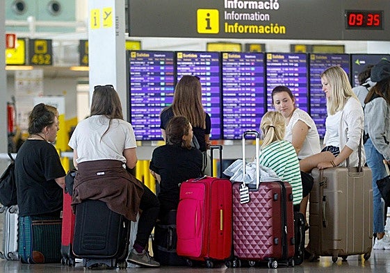 Un grupo de viajeros en un aeropuerto, en una imagen de archivo.