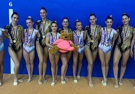 Los conjuntos infantil y juvenil base posan triunfantes con sus respectivos bronces.