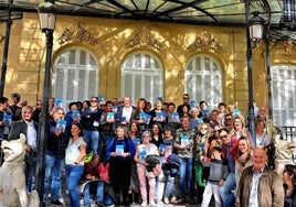 Los voluntarios de Munduko Begiak y colaboradores conocieron el palacio de Aiete gracias a las explicaciones de la experta historiadora Lola Horcajo.