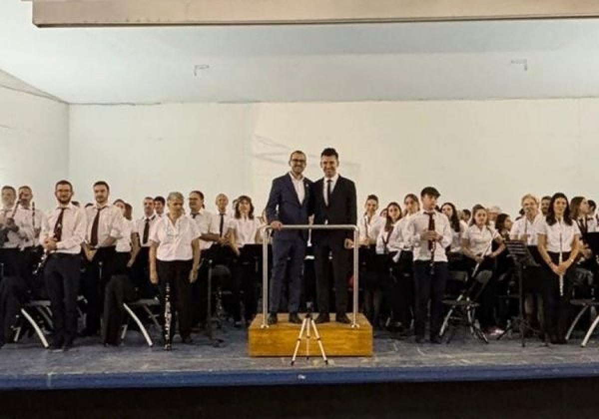 La bandas de Oñati y Burjassot aplaudidas por el público tras el 'tutti' que ofrecieron conjuntamente en el concierto celebrado el sábado por la tarde.